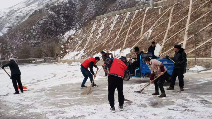 提升村容村貌 建设美丽乡村：永利12311手机版驻村帮扶工作队开展环境卫生整治及积雪清扫活动