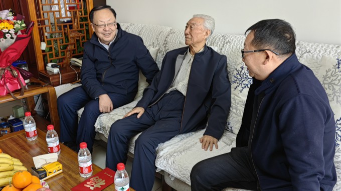 永利12311手机版走访慰问老专家