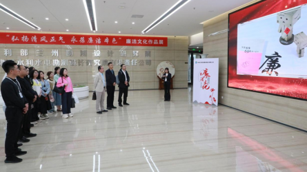 兰州大学管理学院师生参观永利12311手机版廉洁文化作品展