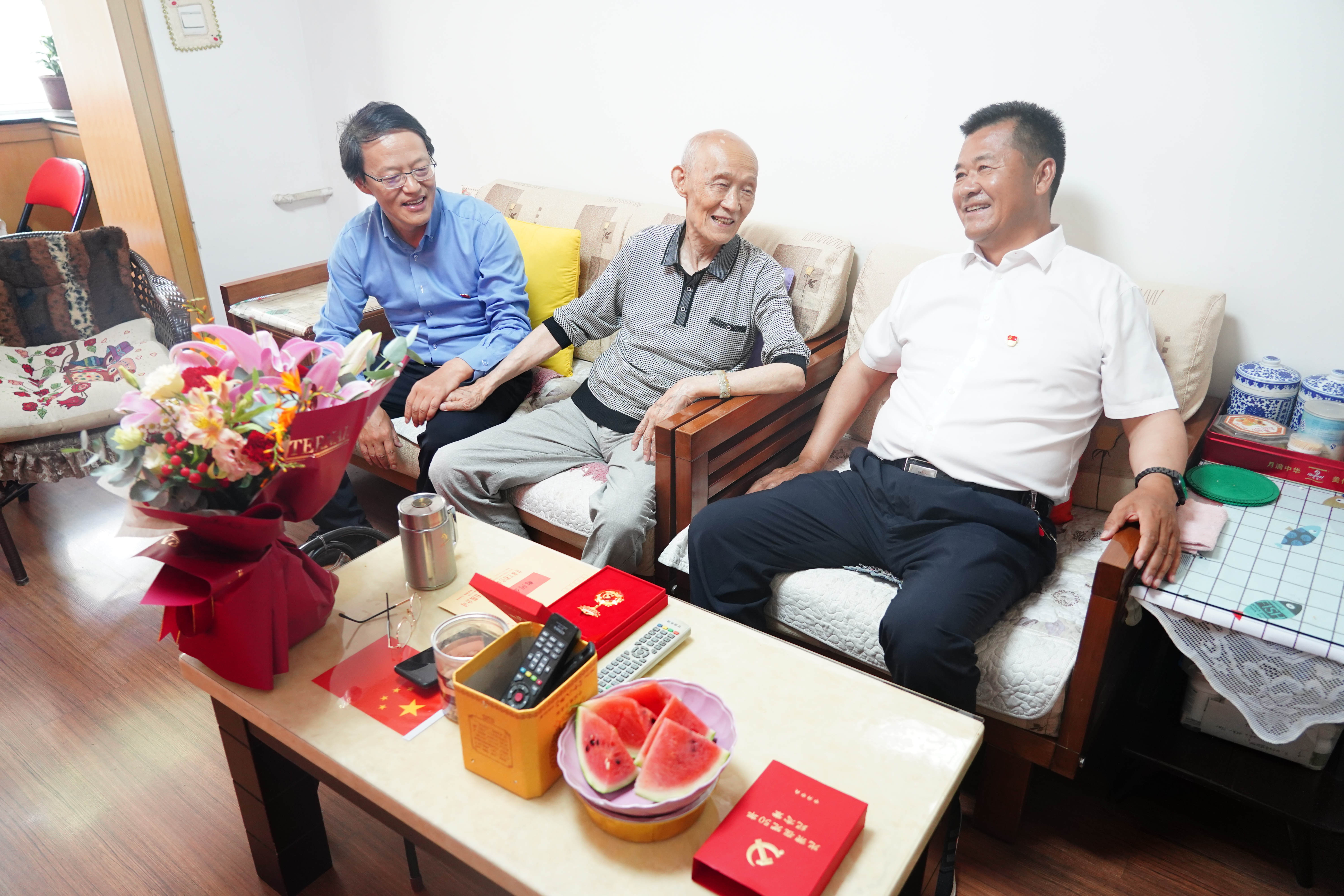 永利12311手机版开展“七一”走访慰问